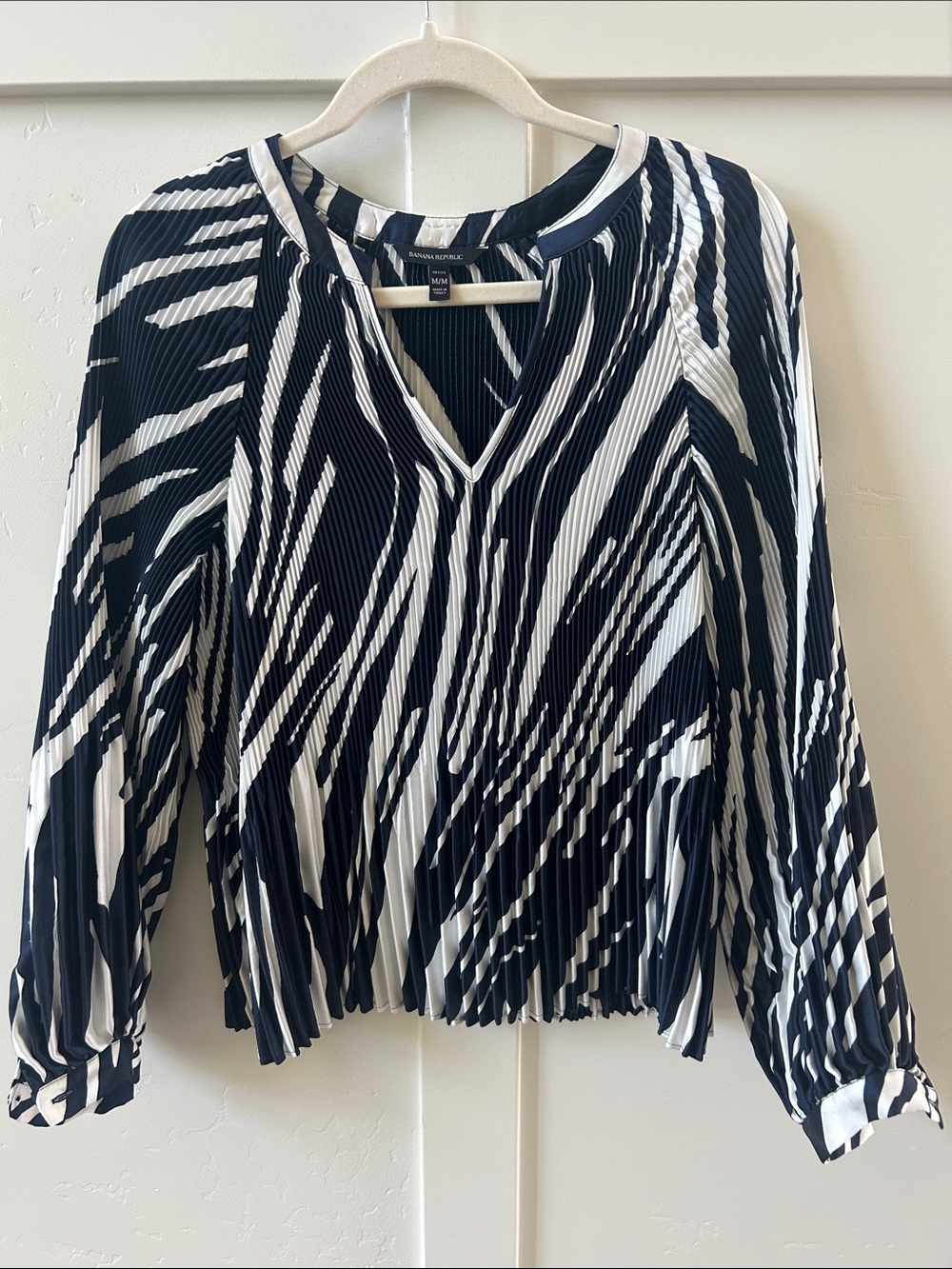 Banana Republic Blue and White Pleated V-Neck Print Blouse PM
